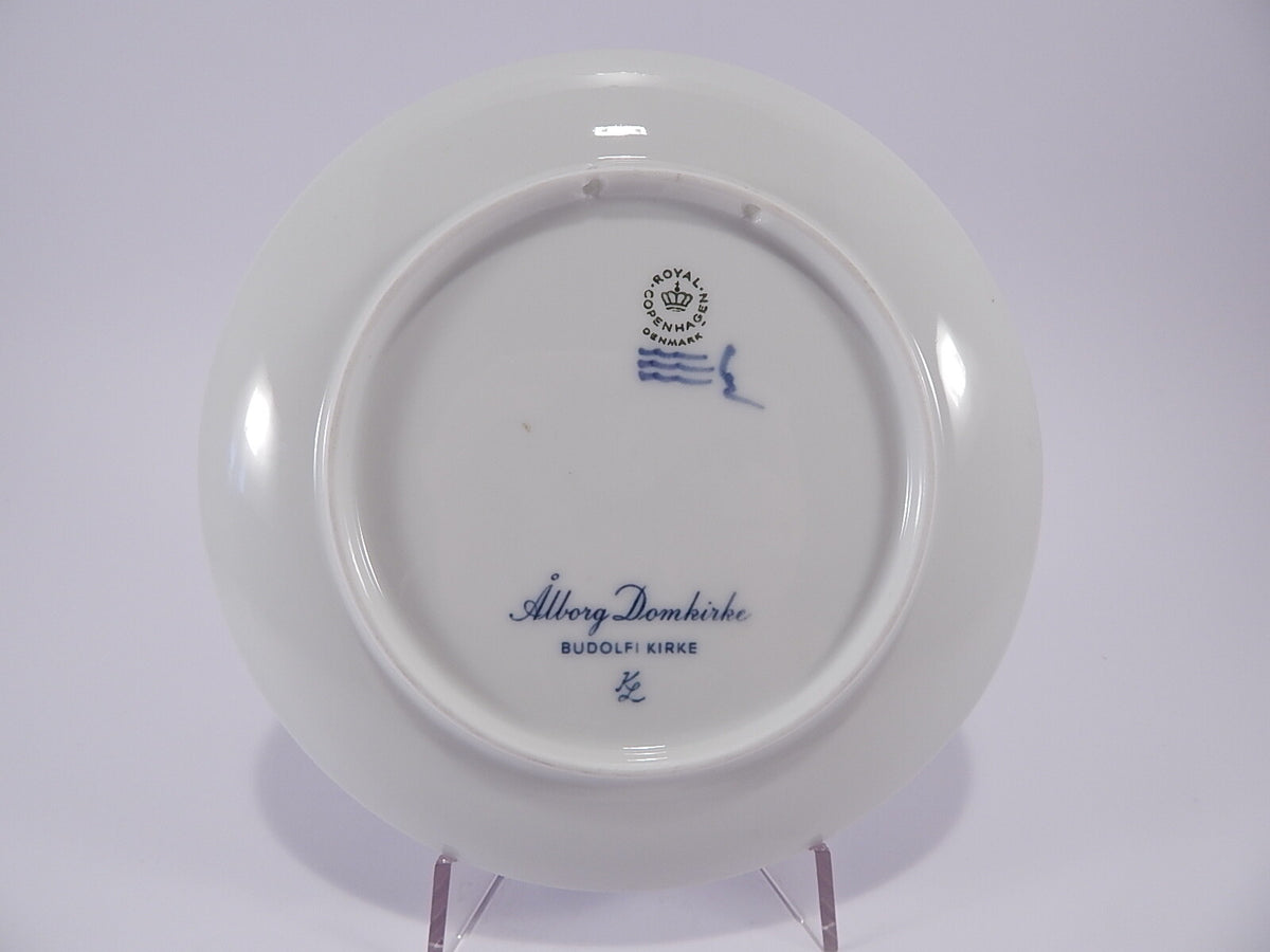 Marchio Royal Copenhagen con Corona e tre Linee Ondulate e i due fori di sospensione sul piatto Alborg