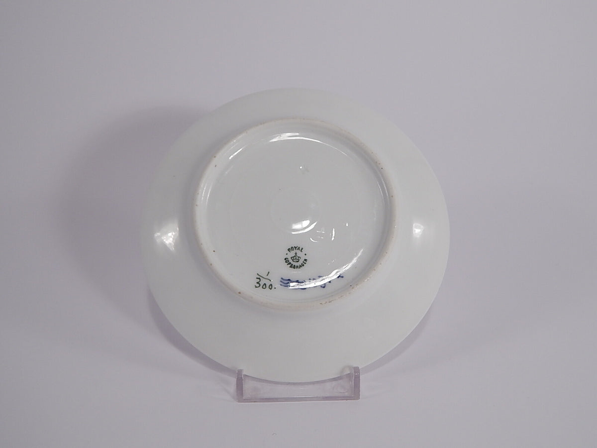 Decoro a scanalature blu su fondo bianco, collezione Blue Fluted Plain