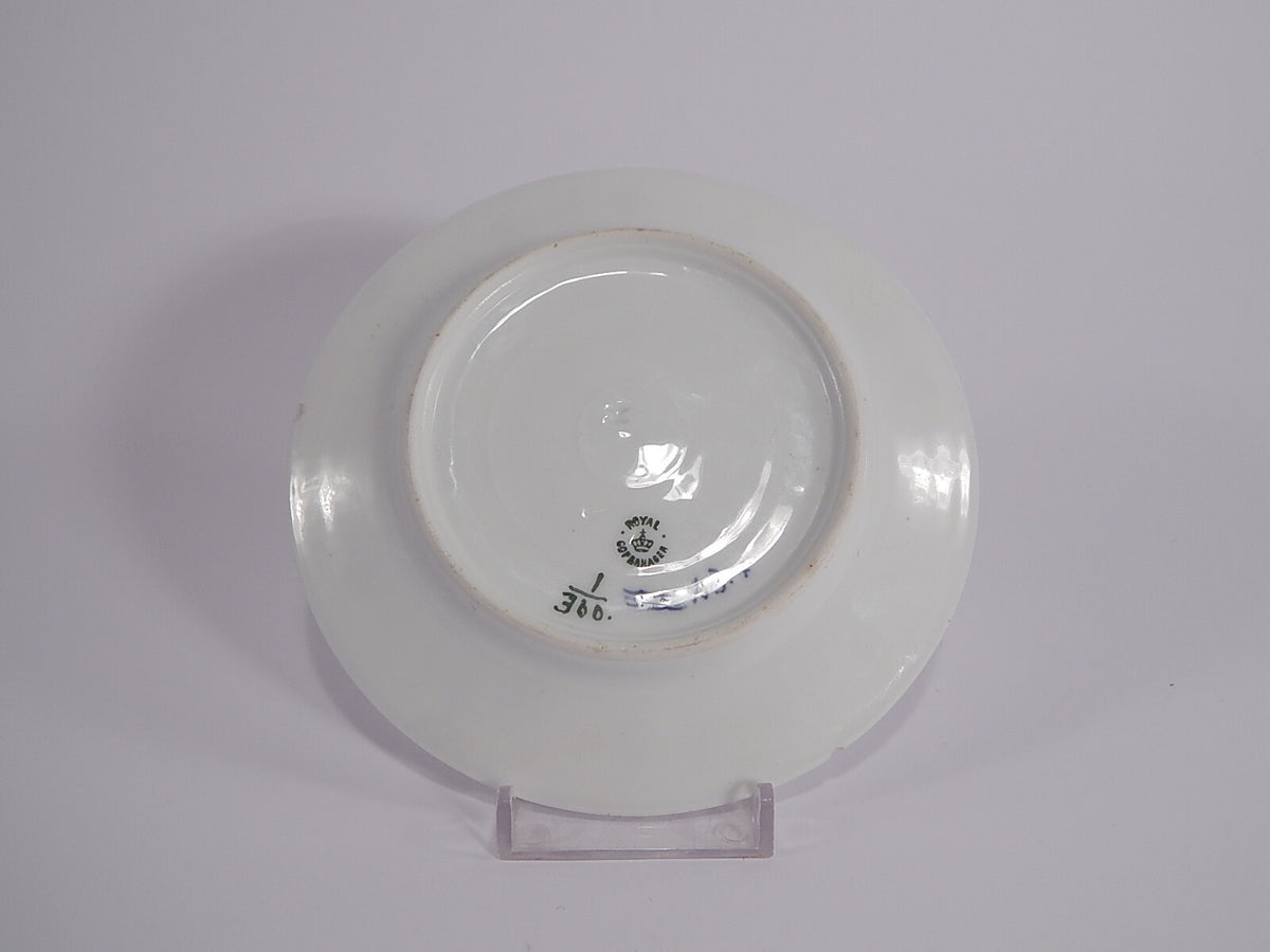 Marchio Royal Copenhagen con Corona e tre Linee Ondulate sul retro del piatto