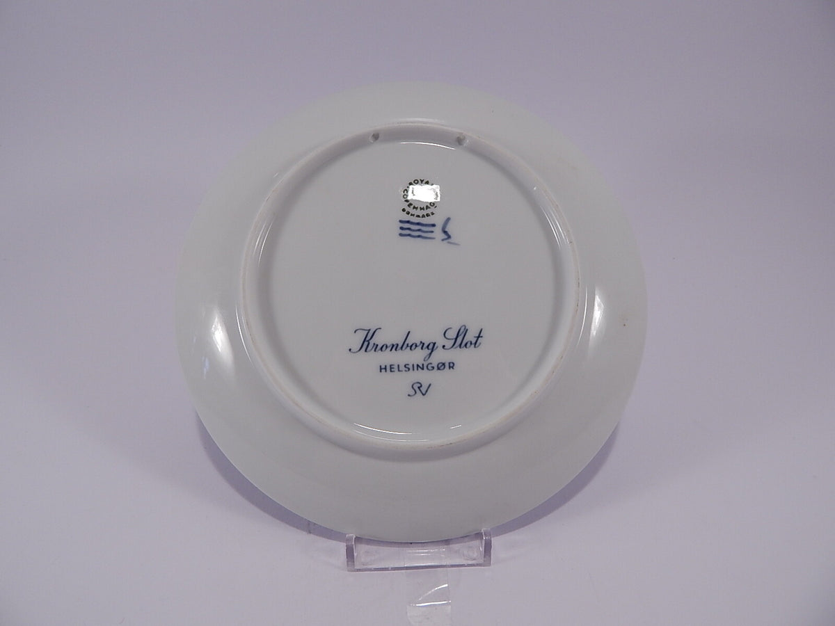 Marchio Royal Copenhagen con Corona e tre Linee Ondulate sul piatto Krongborg Slot