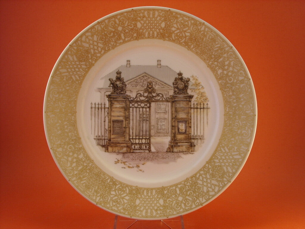 Piatto Royal Copenhagen con la veduta del Museo delle Arti Applicate, porcellana danese dipinta a mano 1979