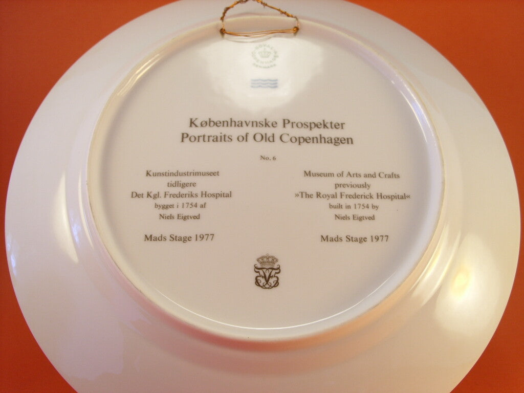 Piatto da parete danese 21 cm di Mads Stage col Kunstindustrimuseet, marchio Corona sopra le tre Linee Ondulate