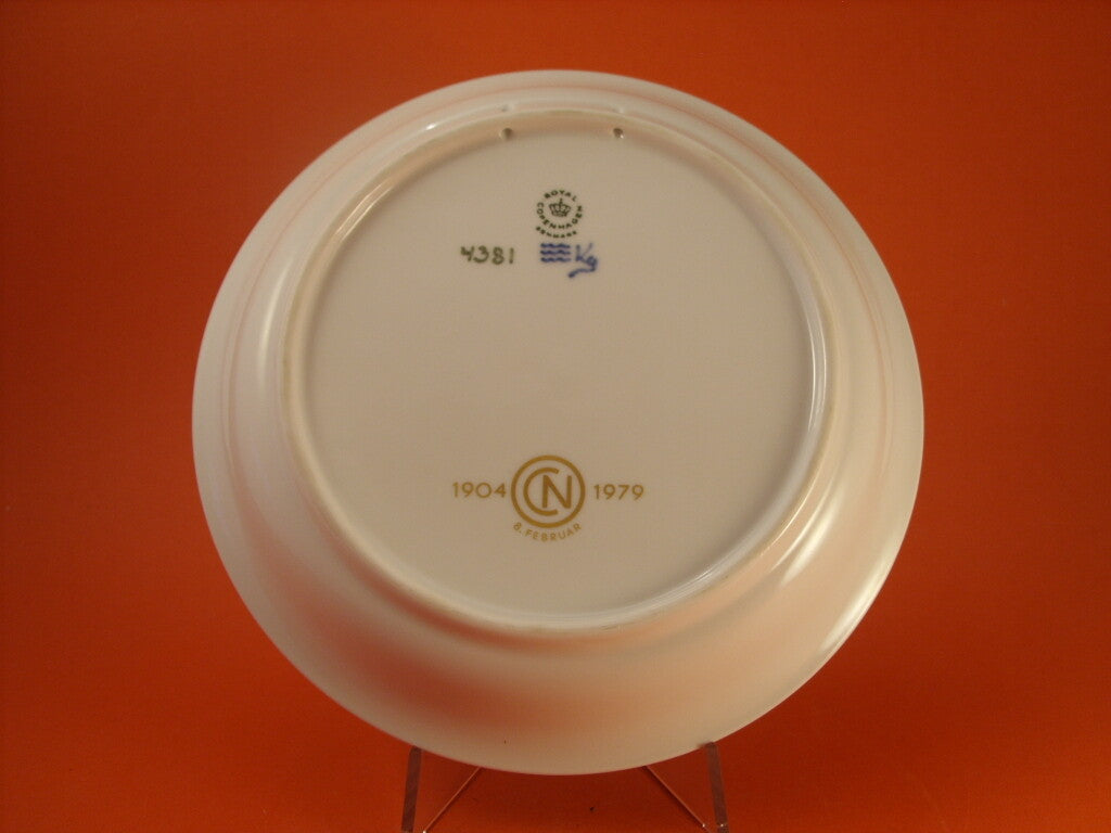 Royal Copenhagen RC 4381, piatto in porcellana danese con paesaggio e oro zecchino