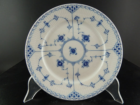 Bordo traforato a merletto e decoro a scanalature blu, collezione Blue Fluted Half Lace, 22cm