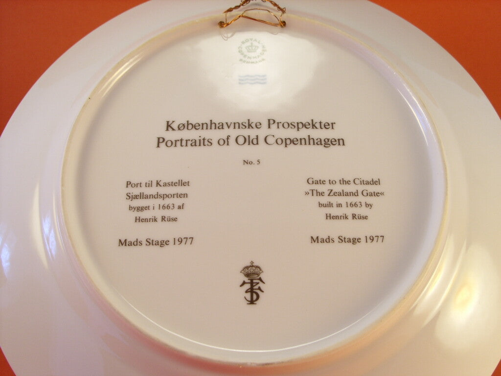 Piatto da parete danese 21 cm di Mads Stage col Kastellet, marchio Corona sopra le tre Linee Ondulate