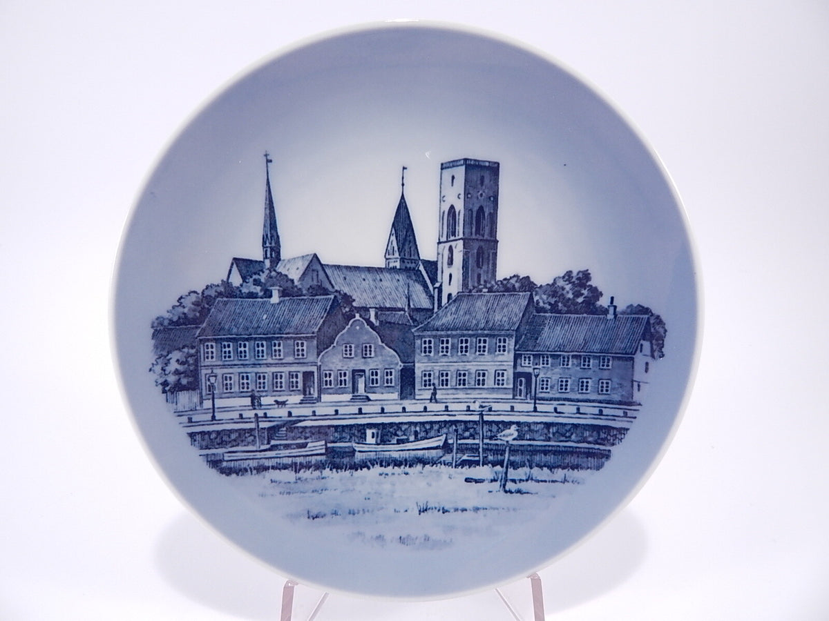 Piatto da parete Royal Copenhagen con veduta della cattedrale di Ribe, porcellana danese blu sottosmalto