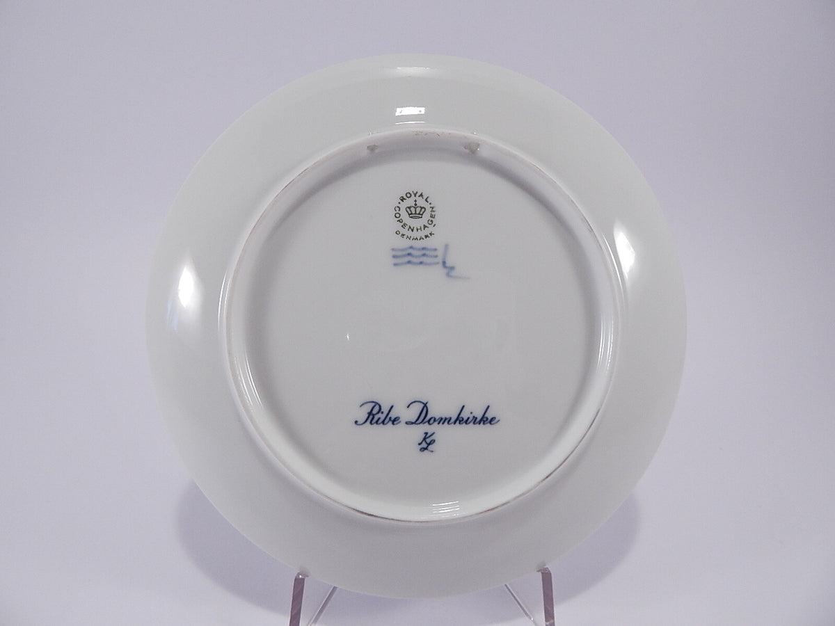 Marchio Royal Copenhagen con Corona e tre Linee Ondulate sul piatto Ribe Domkirke