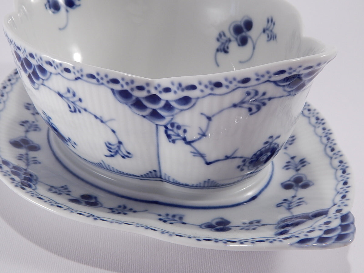 Bordo traforato a merletto e decoro a scanalature blu, collezione Blue Fluted Half Lace