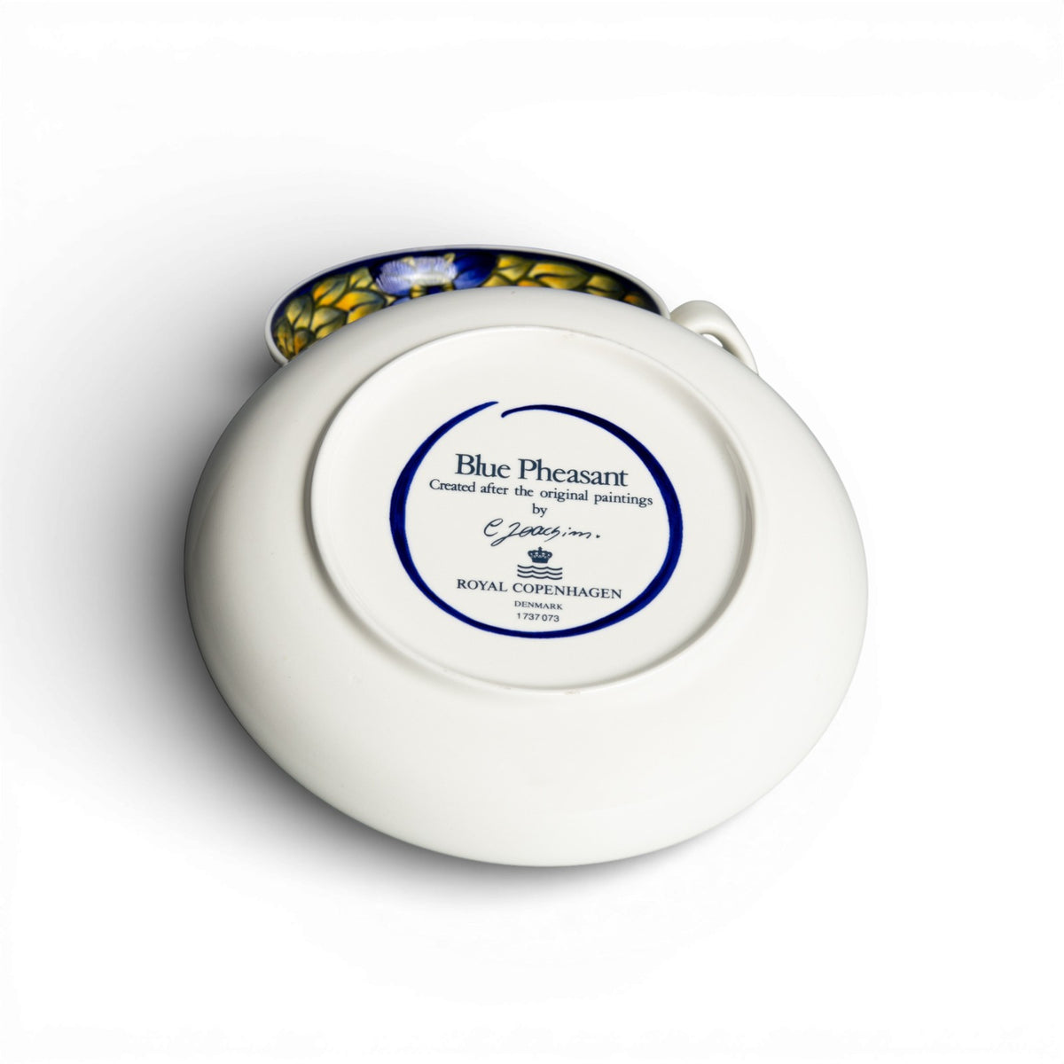 Marchio Royal Copenhagen con corona e tre linee ondulate sotto la base del set Blue Pheasant