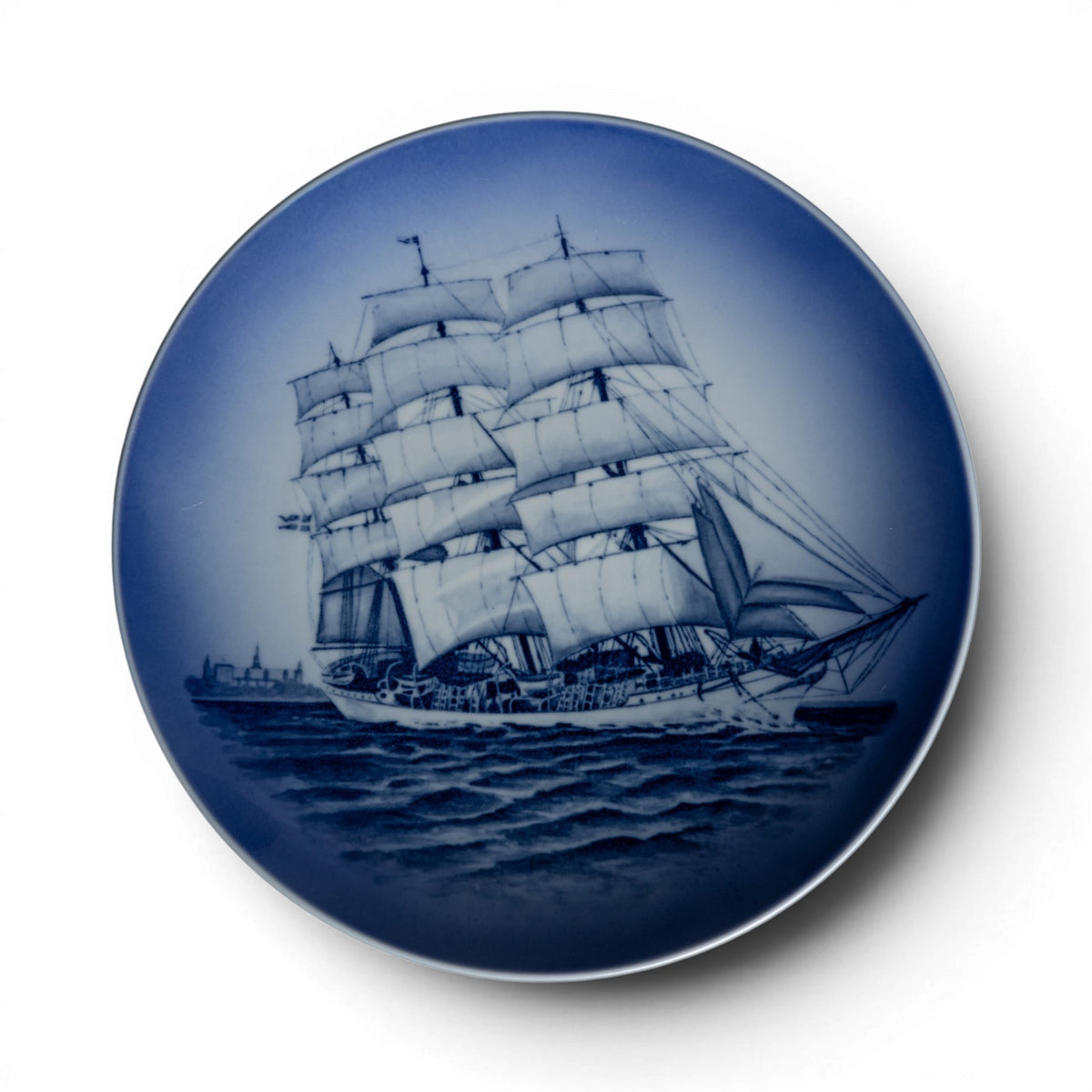 Royal Copenhagen piatto decorativo Skoleskibet Danmark, nave a vele spiegate, porcellana danese dipinta a mano