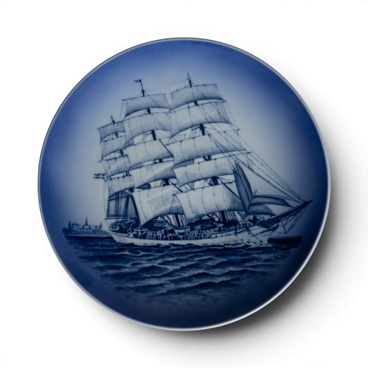 Royal Copenhagen piatto decorativo Skoleskibet Danmark, nave a vele spiegate, porcellana danese dipinta a mano
