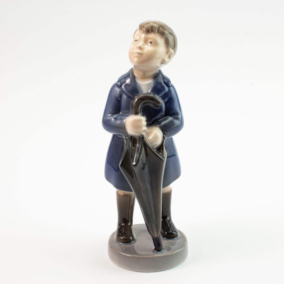 Royal Copenhagen Statuina "Aprile, Ragazzo con Ombrello" Cod 4526 porcellana dipinta a mano, 17 cm