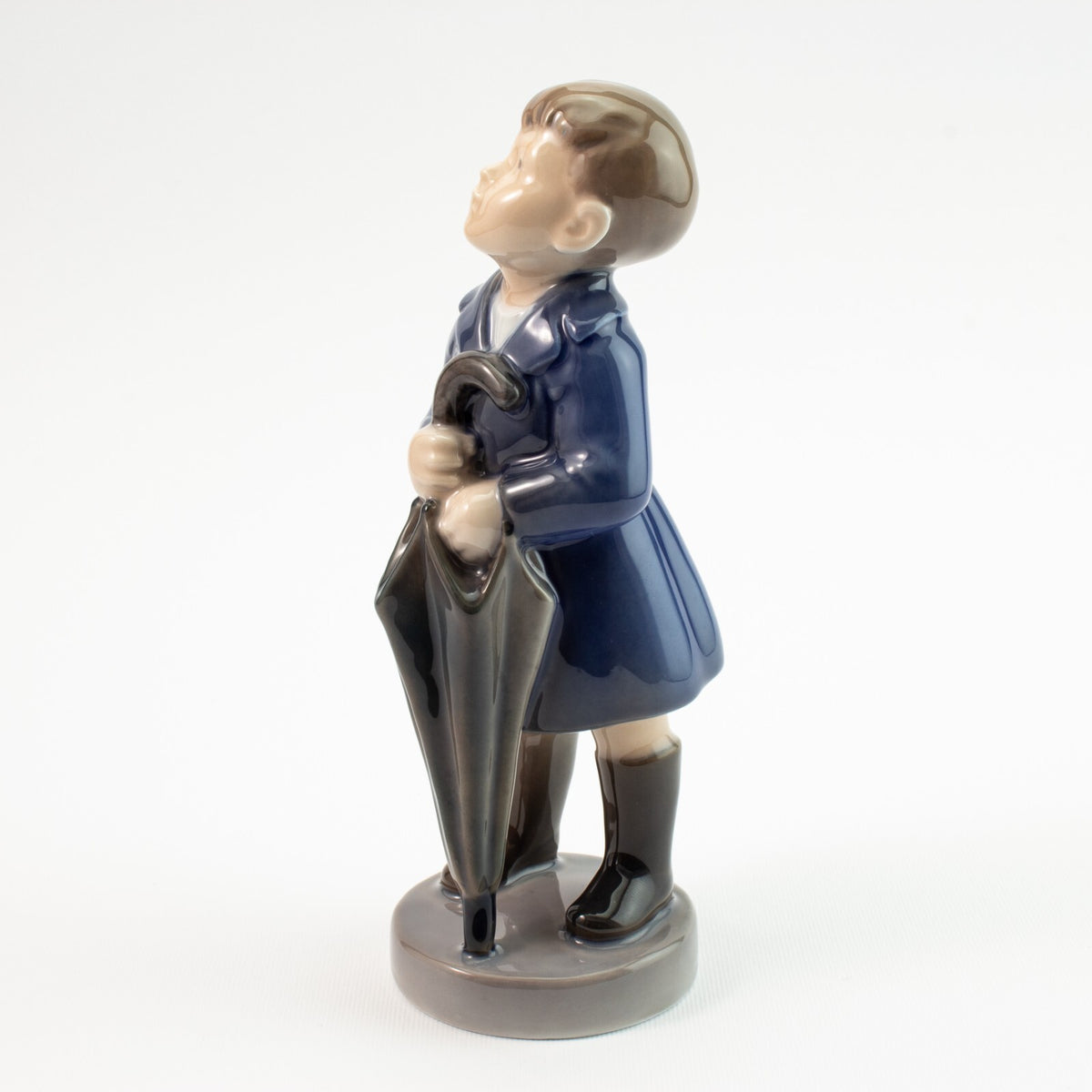Statuina "Aprile, Ragazzo con Ombrello" Cod 4526 Royal Copenhagen porcellana autentica, 17 cm