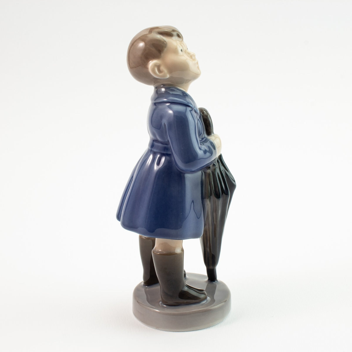 Statuina "Aprile, Ragazzo con Ombrello" Cod 4526 porcellana pezzo da collezione, 17 cm
