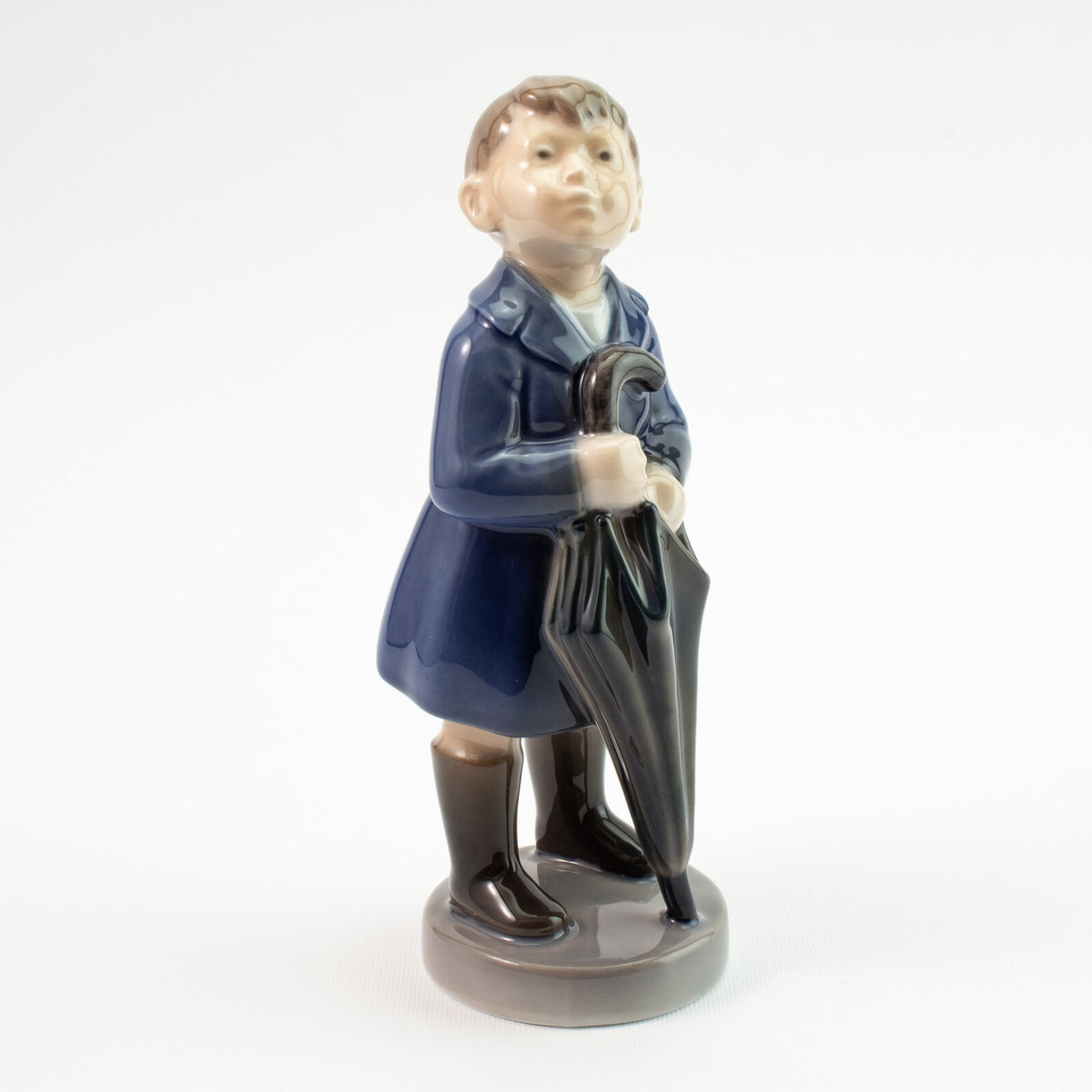 Royal Copenhagen porcellana Statuina "Aprile, Ragazzo con Ombrello" Cod 4526 d'antiquariato, 17 cm