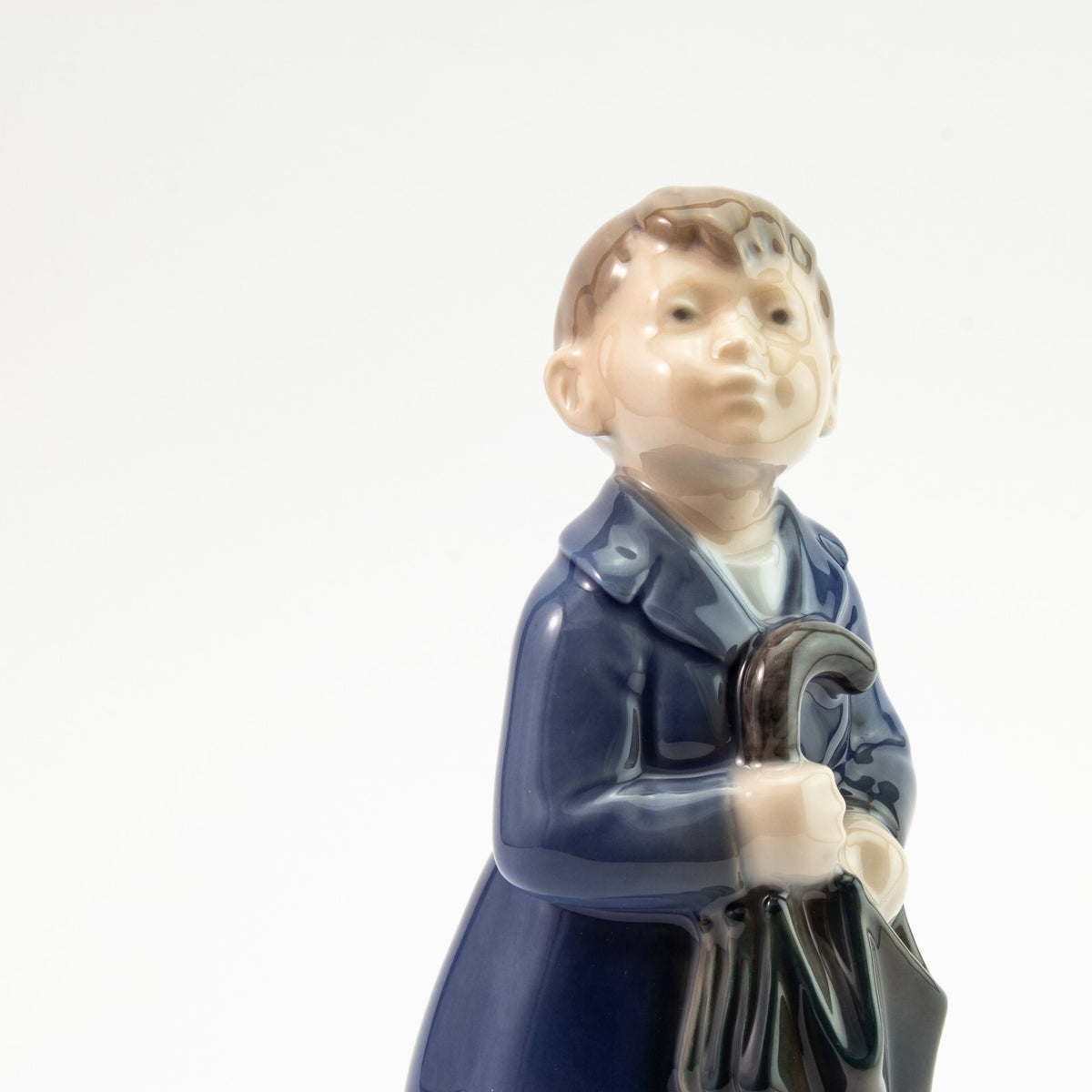 Statuina "Aprile, Ragazzo con Ombrello" Cod 4526 porcellana pezzo raro da collezione, 17 cm