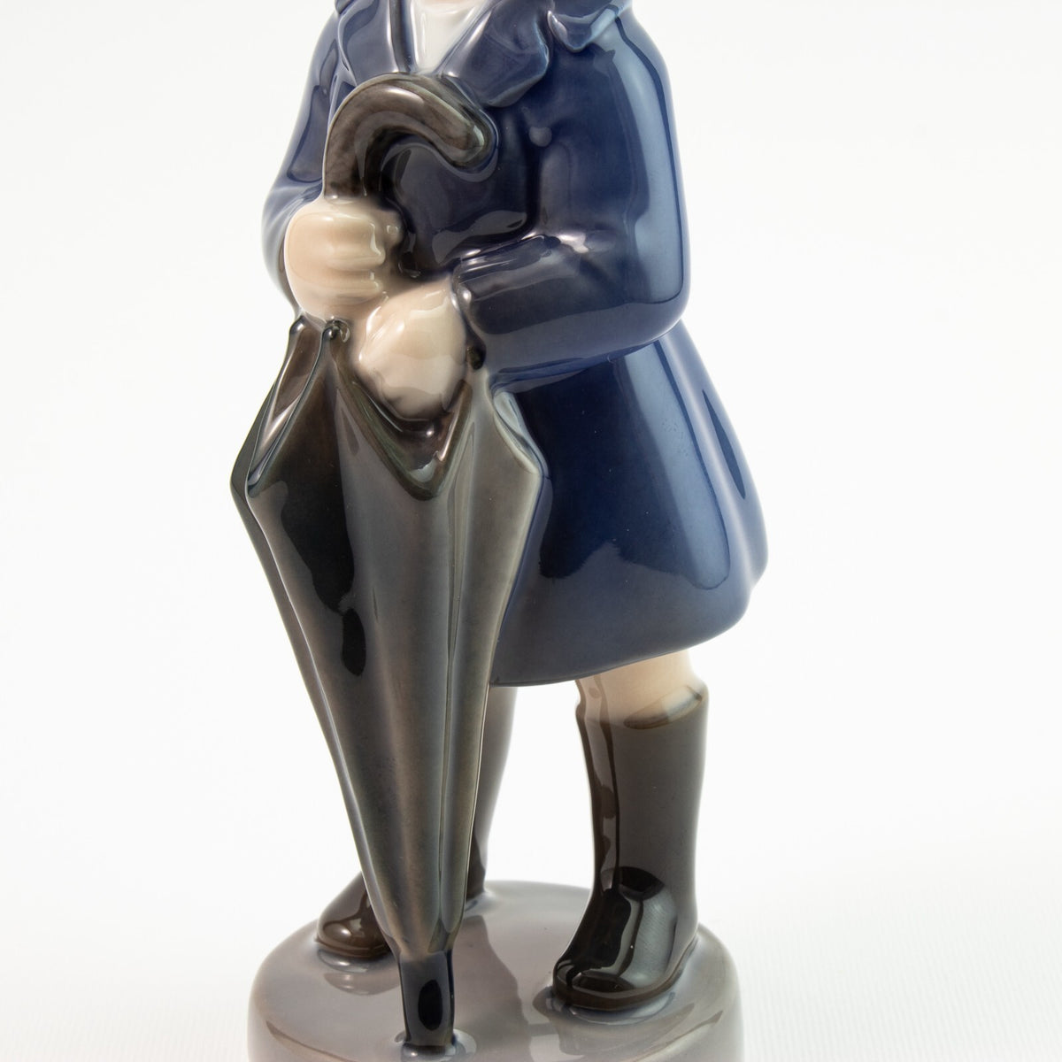 Royal Copenhagen Statuina "Aprile, Ragazzo con Ombrello" Cod 4526 porcellana pregiata, 17 cm