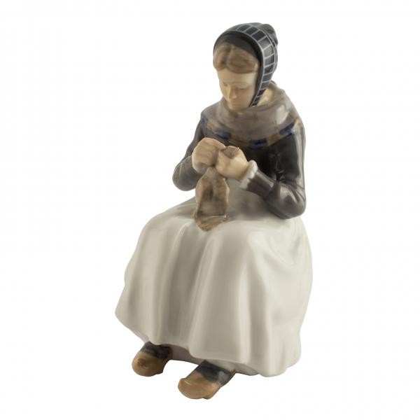 Royal Copenhagen Statuina "Donna di Amager a Maglia" Cod 1317 (2ª Sc.) porcellana dipinta a mano, 25 cm