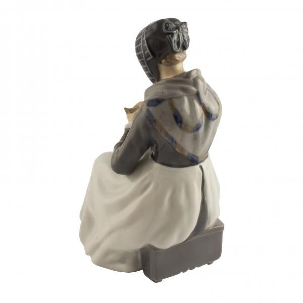 Statuina "Donna di Amager a Maglia" Cod 1317 (2ª Sc.) Royal Copenhagen porcellana autentica, 25 cm