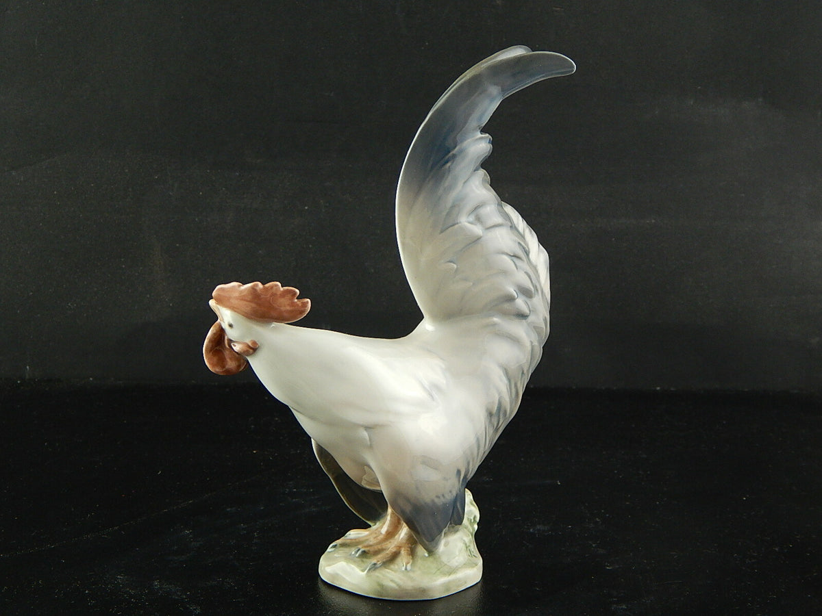 Statuina "Gallo in Attesa del Sole" Cod 1025 (Difetto) porcellana pezzo da collezione, 19 cm