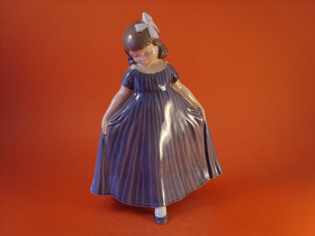 Royal Copenhagen Statuina in "Ballerina" Cod 2444 porcellana dipinta a mano, 21 cm