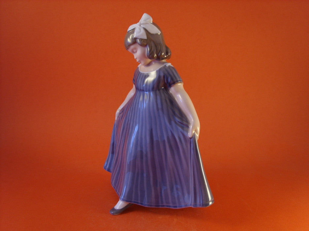 Statuina in "Ballerina" Cod 2444 Royal Copenhagen porcellana autentica, 21 cm