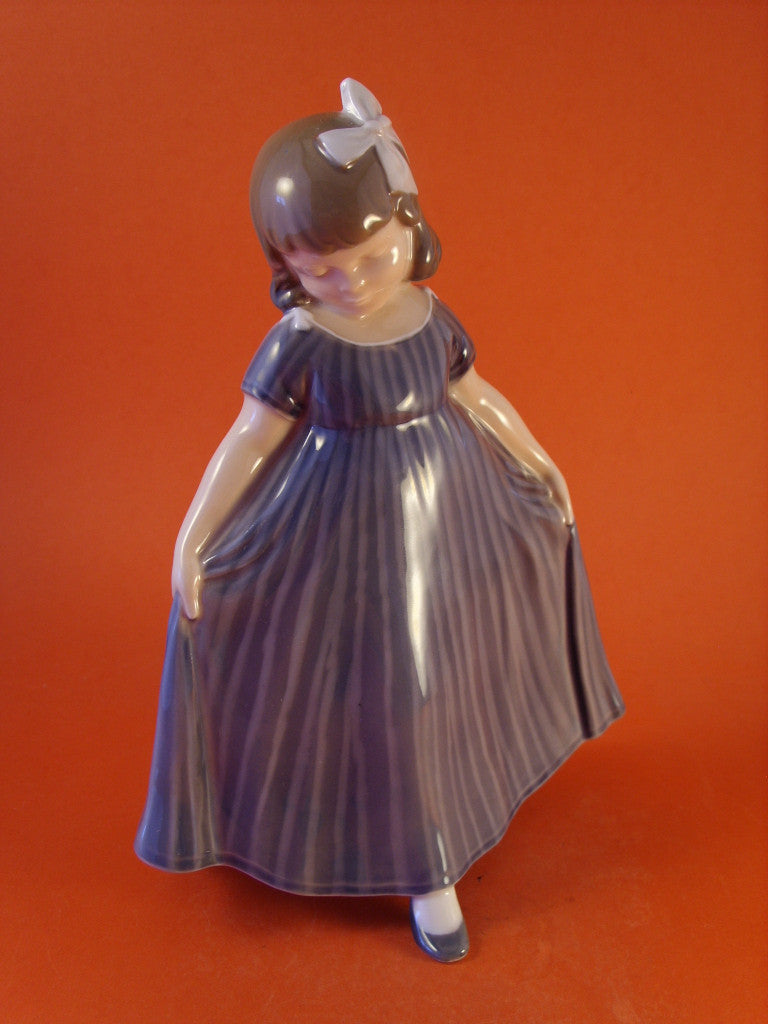 Royal Copenhagen porcellana Statuina in "Ballerina" Cod 2444 d'antiquariato, 21 cm
