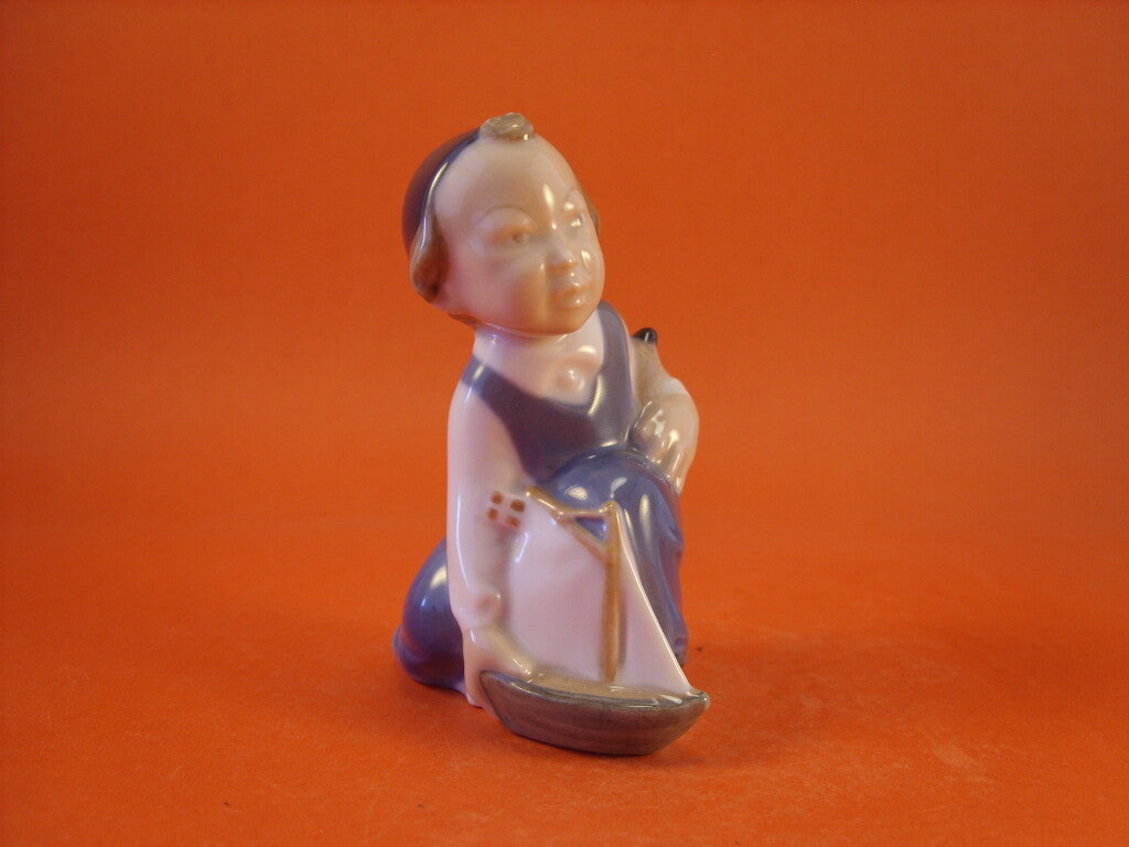 Royal Copenhagen Statuina in "Bambino con Barchetta" Cod 3272 porcellana dipinta a mano, 10 cm