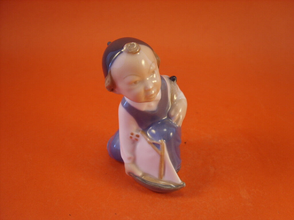 Statuina in "Bambino con Barchetta" Cod 3272 Royal Copenhagen porcellana autentica, 10 cm