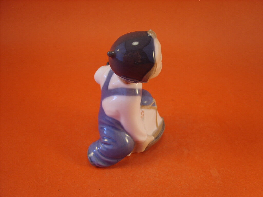 Royal Copenhagen Statuina in "Bambino con Barchetta" Cod 3272 decorazione porcellana da collezione, 10 cm