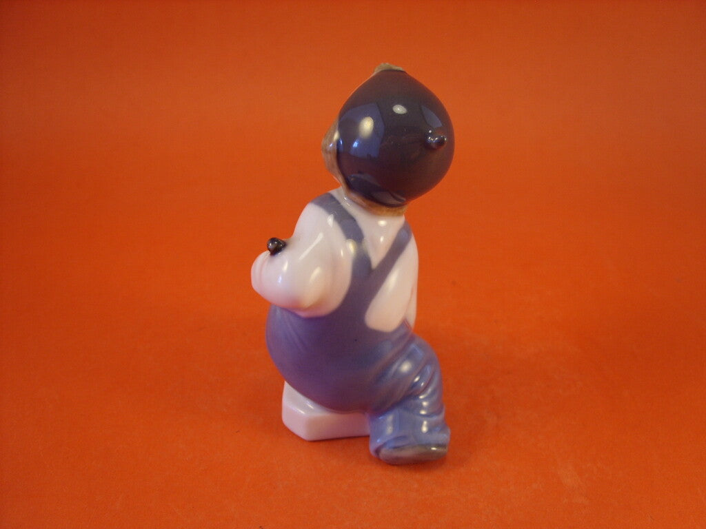 Statuina in "Bambino con Barchetta" Cod 3272 porcellana pezzo da collezione, 10 cm