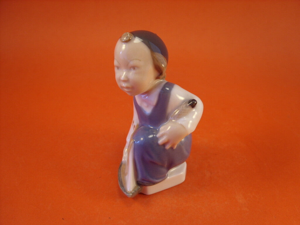 Royal Copenhagen porcellana Statuina in "Bambino con Barchetta" Cod 3272 d'antiquariato, 10 cm