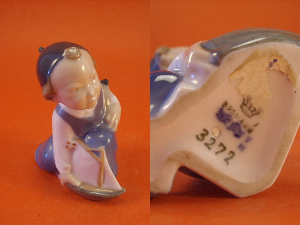 Statuina in "Bambino con Barchetta" Cod 3272 porcellana pezzo raro da collezione, 10 cm