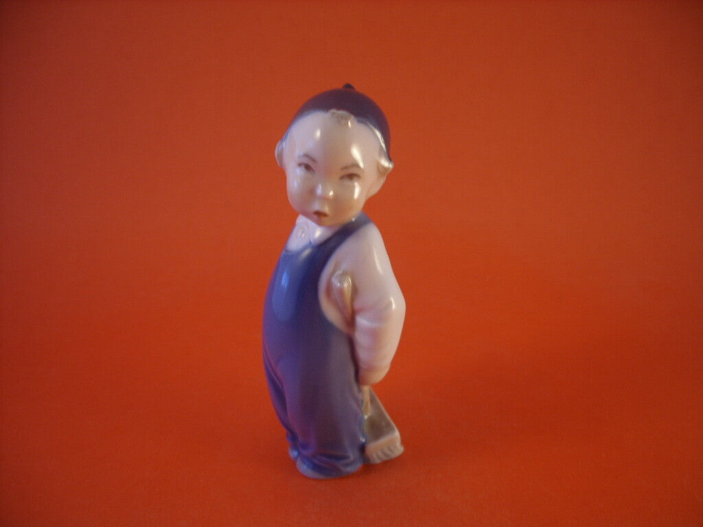 Royal Copenhagen Statuina in "Bambino con Scopa" Cod 3250 porcellana dipinta a mano, 12 cm