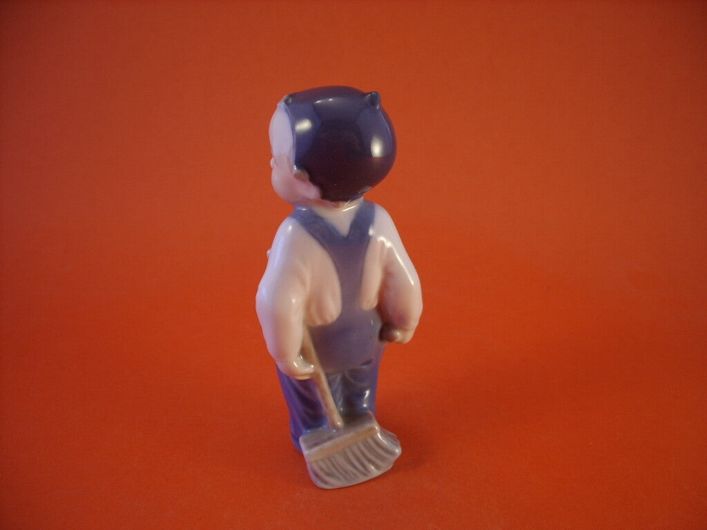 Statuina in "Bambino con Scopa" Cod 3250 Royal Copenhagen porcellana autentica, 12 cm