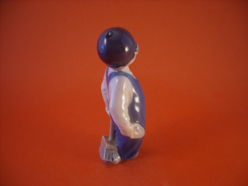 Royal Copenhagen Statuina in "Bambino con Scopa" Cod 3250 decorazione porcellana da collezione, 12 cm