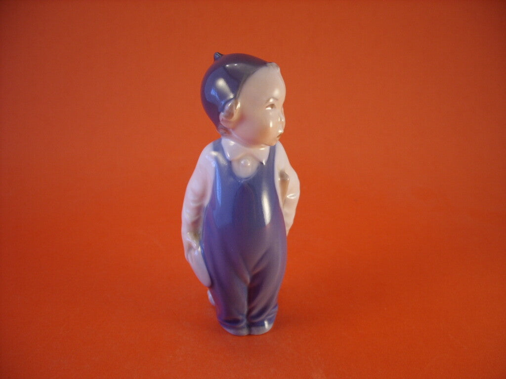 Statuina in "Bambino con Scopa" Cod 3250 porcellana pezzo da collezione, 12 cm