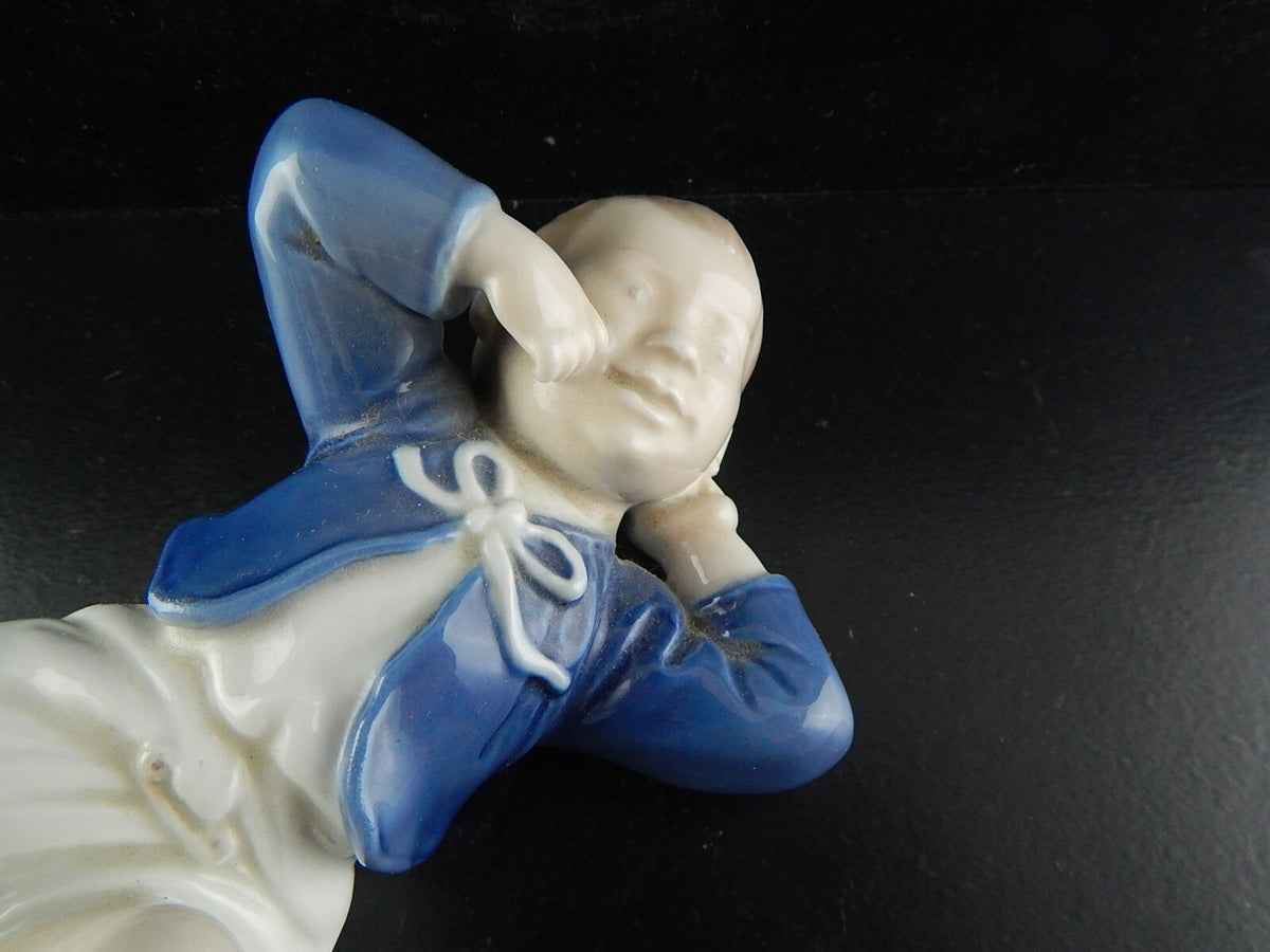 Statuina in "Bambino Sdraiato" Cod 4669 Royal Copenhagen porcellana autentica, 14 cm