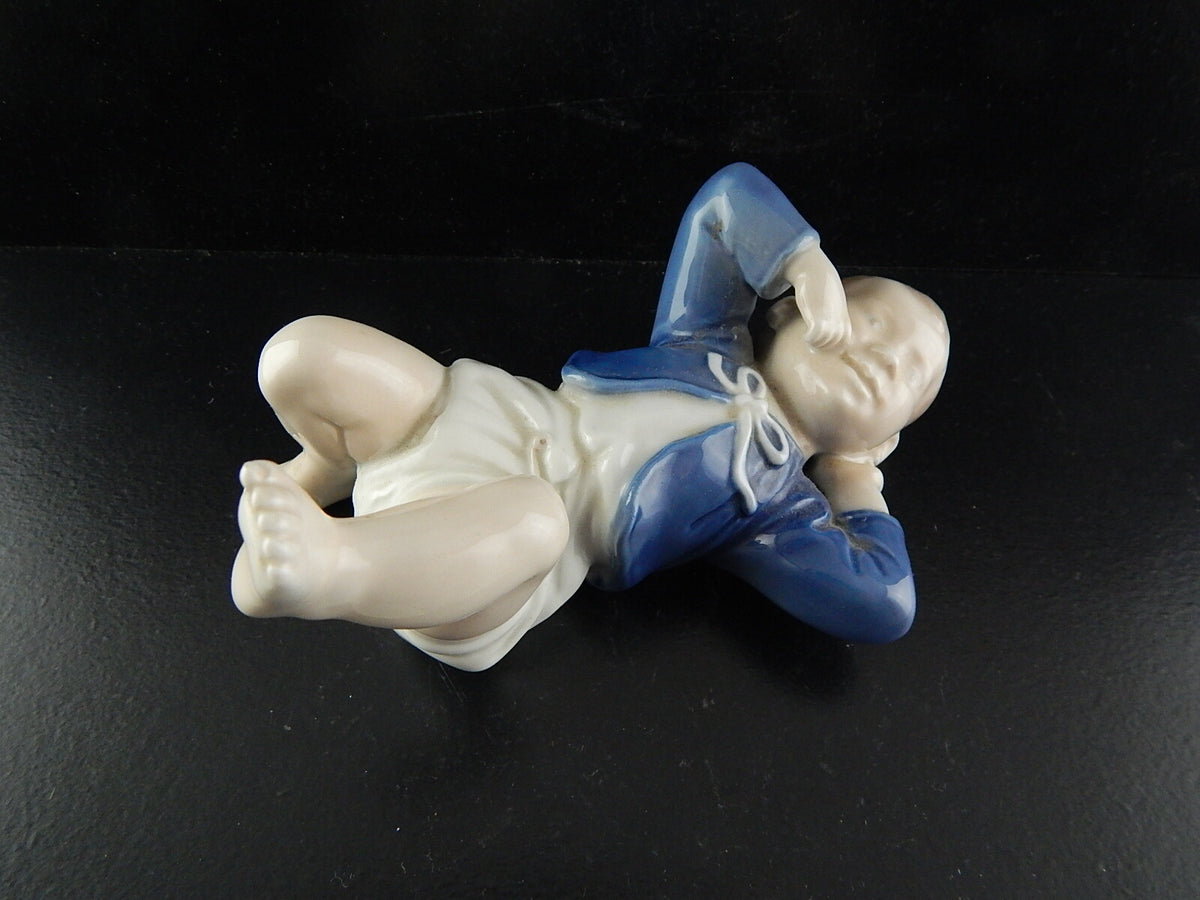 Royal Copenhagen Statuina in "Bambino Sdraiato" Cod 4669 decorazione porcellana da collezione, 14 cm