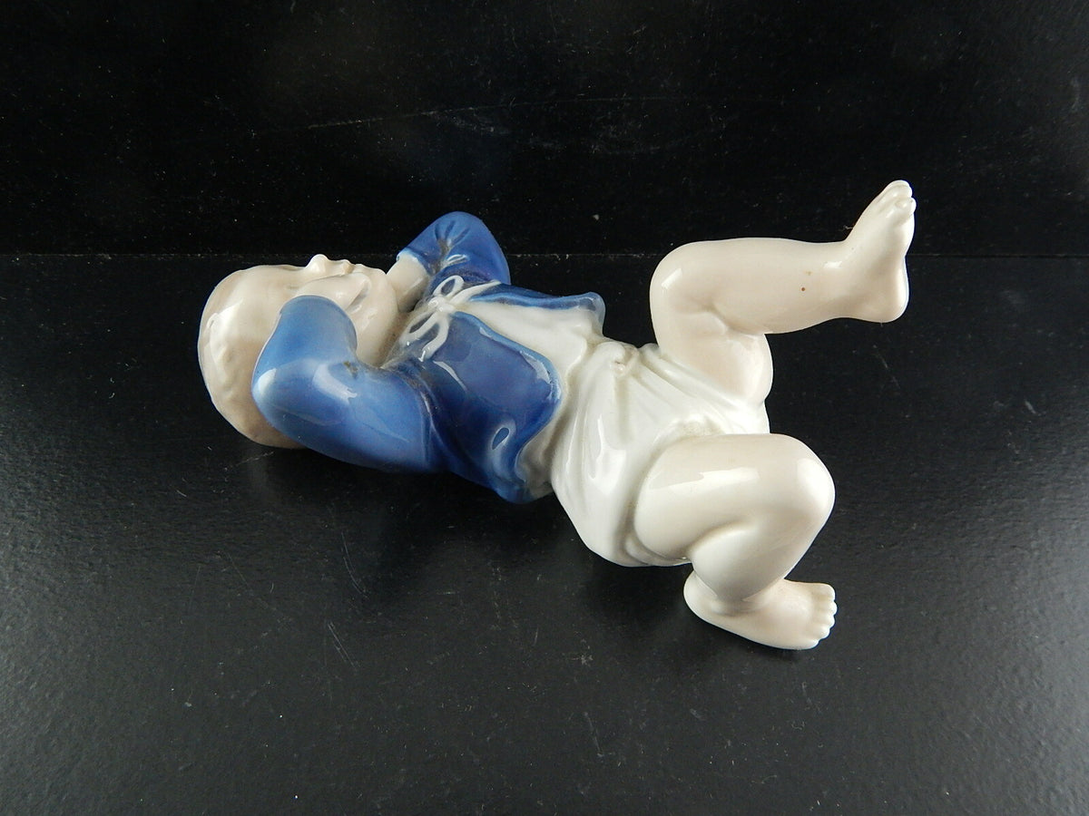 Statuina in "Bambino Sdraiato" Cod 4669 porcellana pezzo da collezione, 14 cm