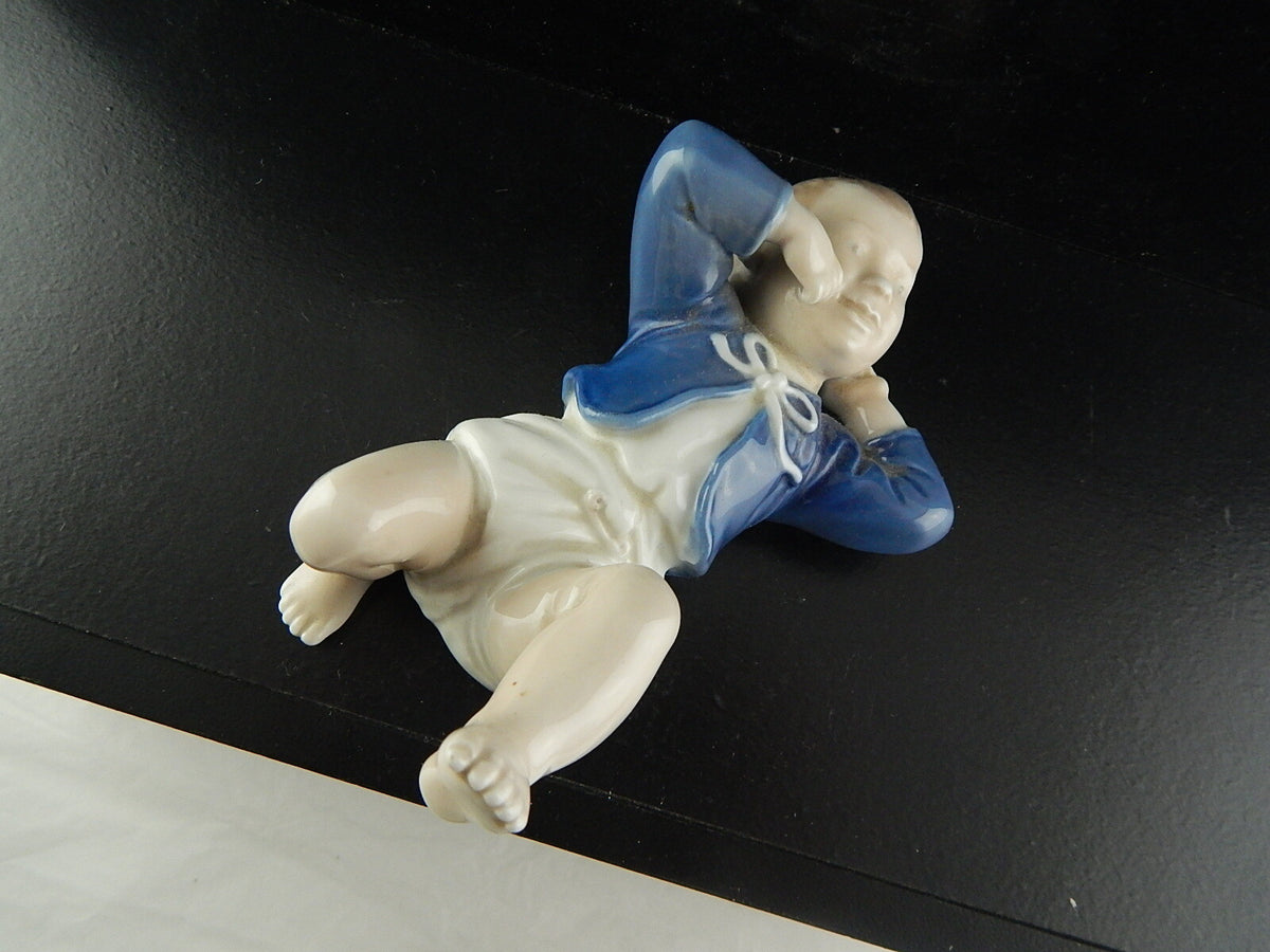 Royal Copenhagen porcellana Statuina in "Bambino Sdraiato" Cod 4669 d'antiquariato, 14 cm