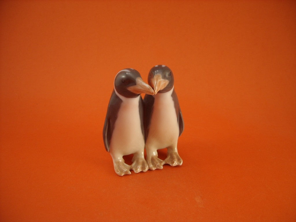 Royal Copenhagen Statuina in "Coppia di Pinguini" Cod 1190 porcellana dipinta a mano, 10 cm