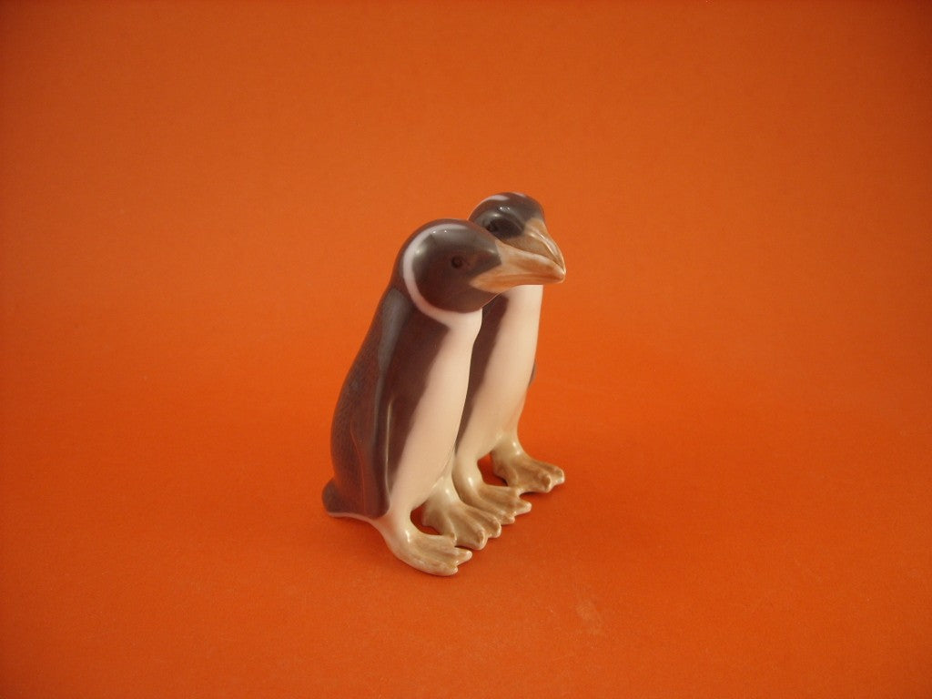 Statuina in "Coppia di Pinguini" Cod 1190 porcellana pezzo da collezione, 10 cm