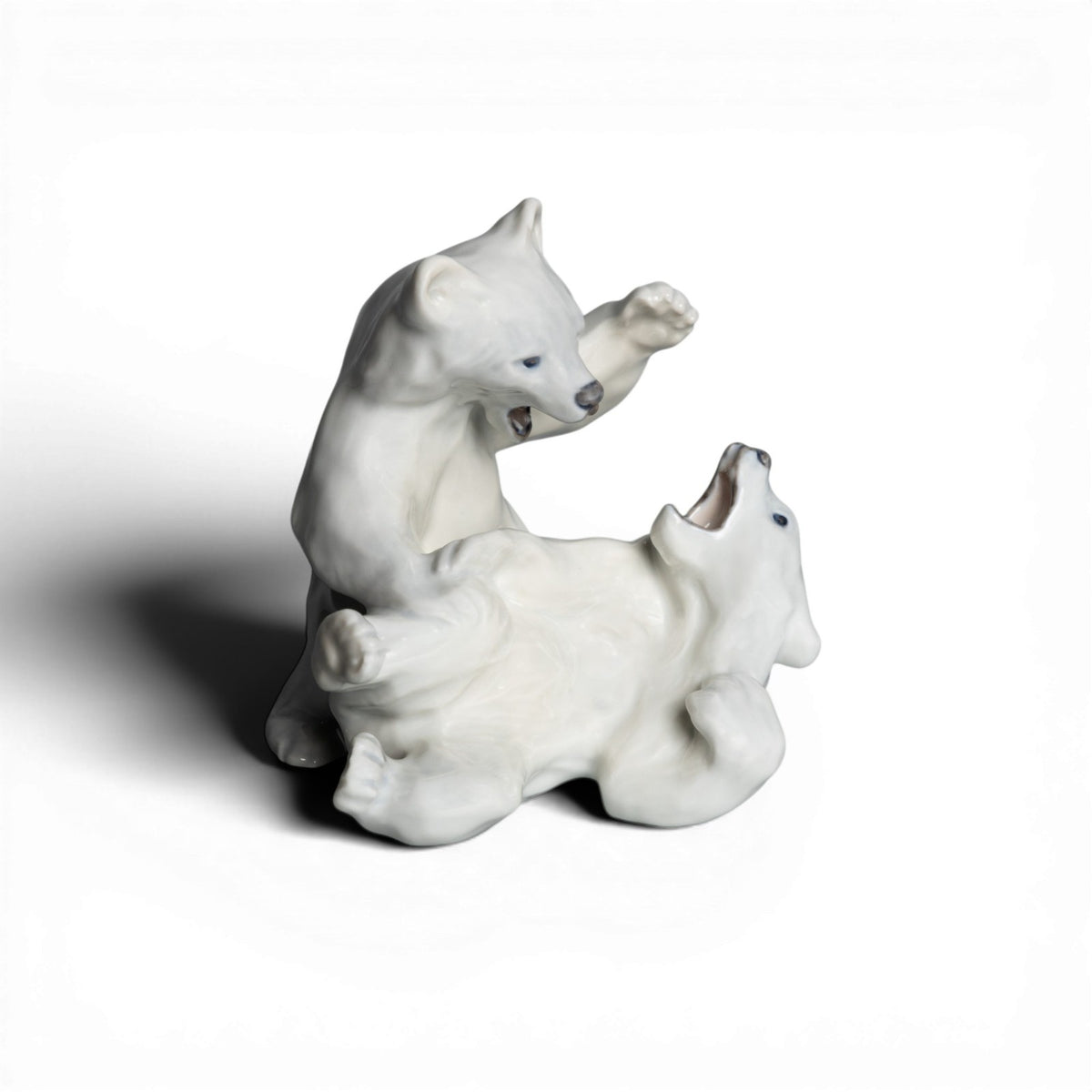 Royal Copenhagen Statuina in "Cuccioli Orso Polare" Cod 1107 porcellana dipinta a mano, 14 cm