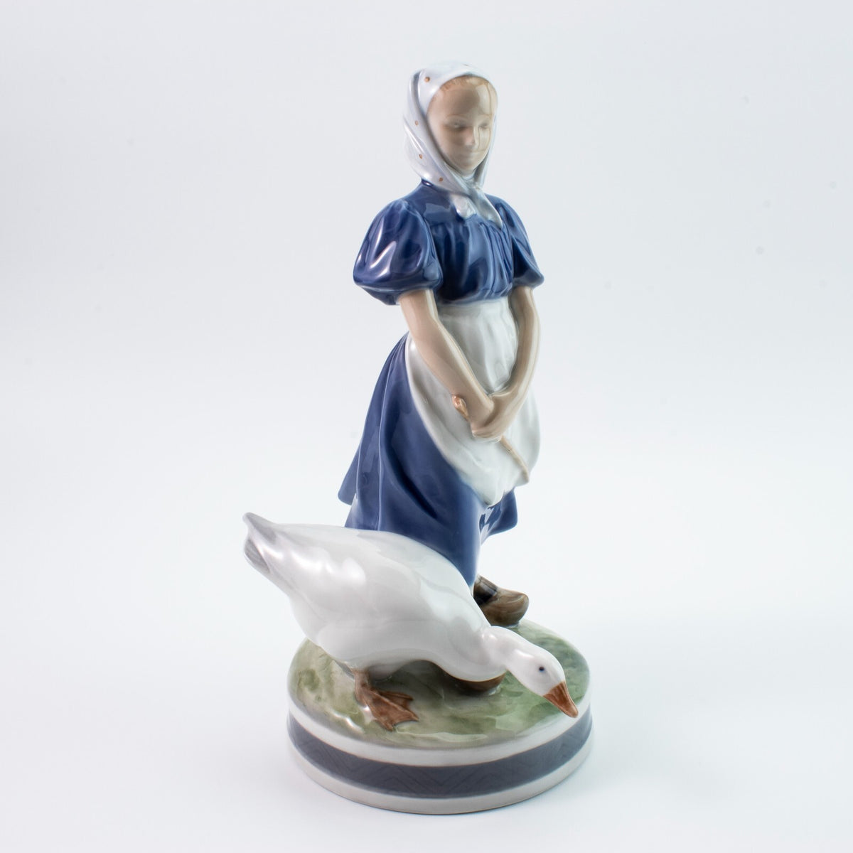 Royal Copenhagen Statuina in "Ragazza con Oca" Cod 527 porcellana dipinta a mano, 23 cm