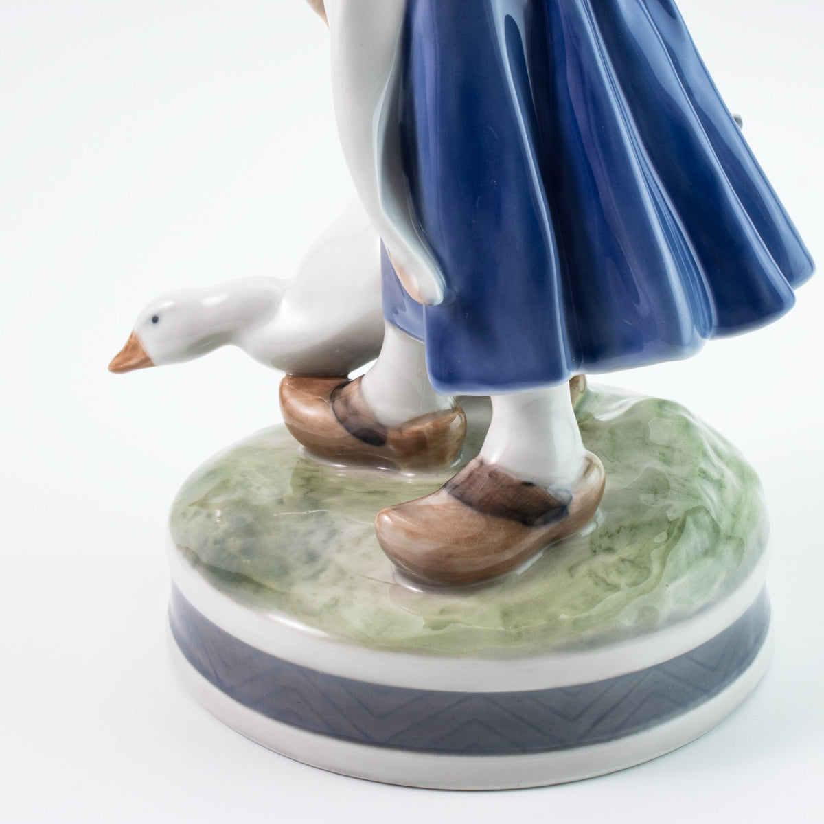 Statuina in "Ragazza con Oca" Cod 527 Royal Copenhagen porcellana autentica, 23 cm