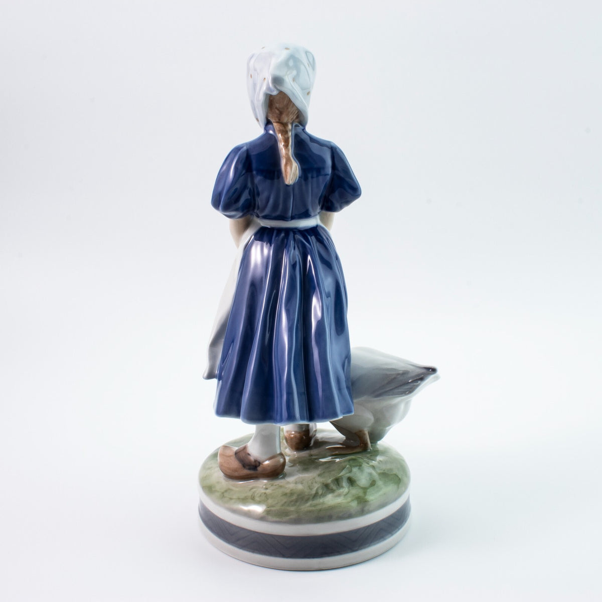 Statuina in "Ragazza con Oca" Cod 527 porcellana pezzo da collezione, 23 cm