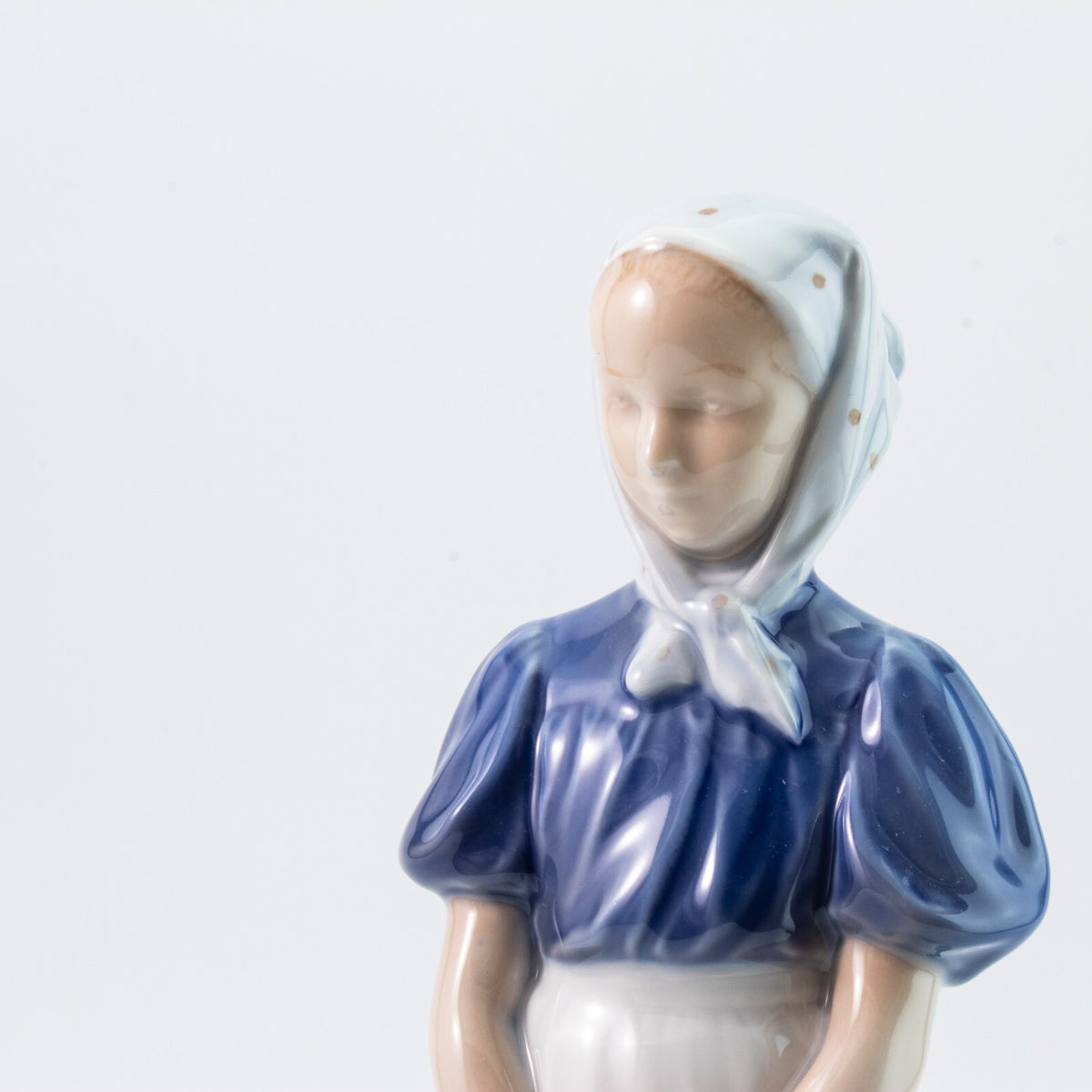 Royal Copenhagen Statuina in "Ragazza con Oca" Cod 527 porcellana pregiata, 23 cm