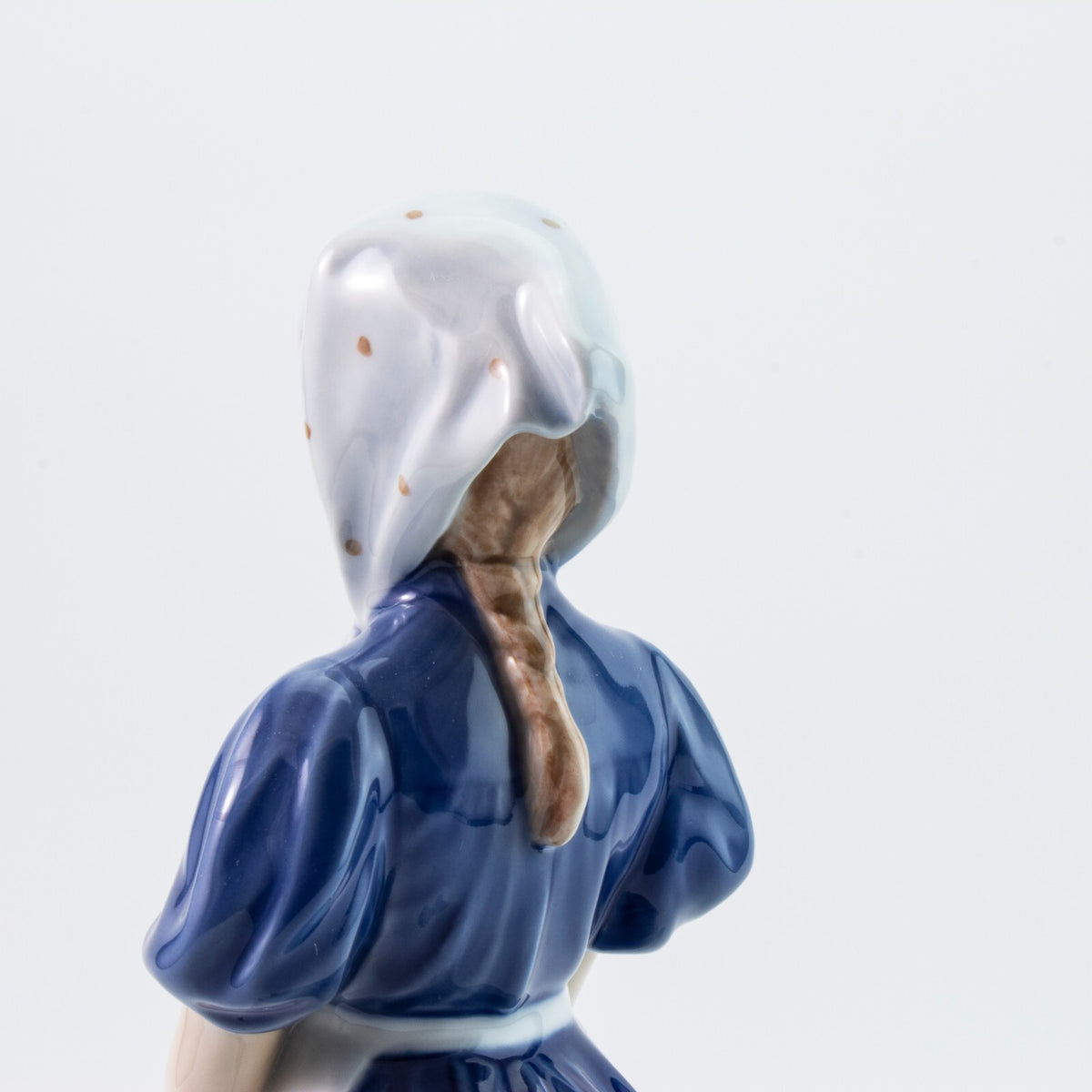 Royal Copenhagen Statuina in "Ragazza con Oca" Cod 527 porcellana dipinta a mano, 23 cm