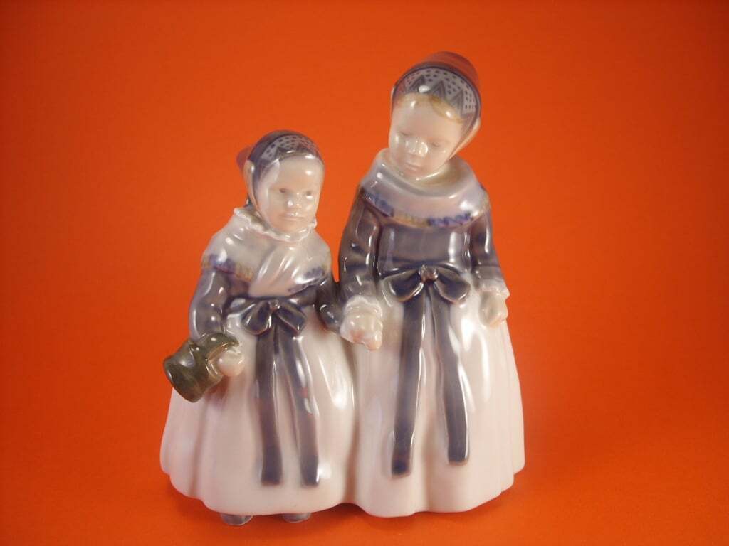 Royal Copenhagen Statuina in "Ragazza di Amager" Cod 1316 porcellana dipinta a mano, 19 cm